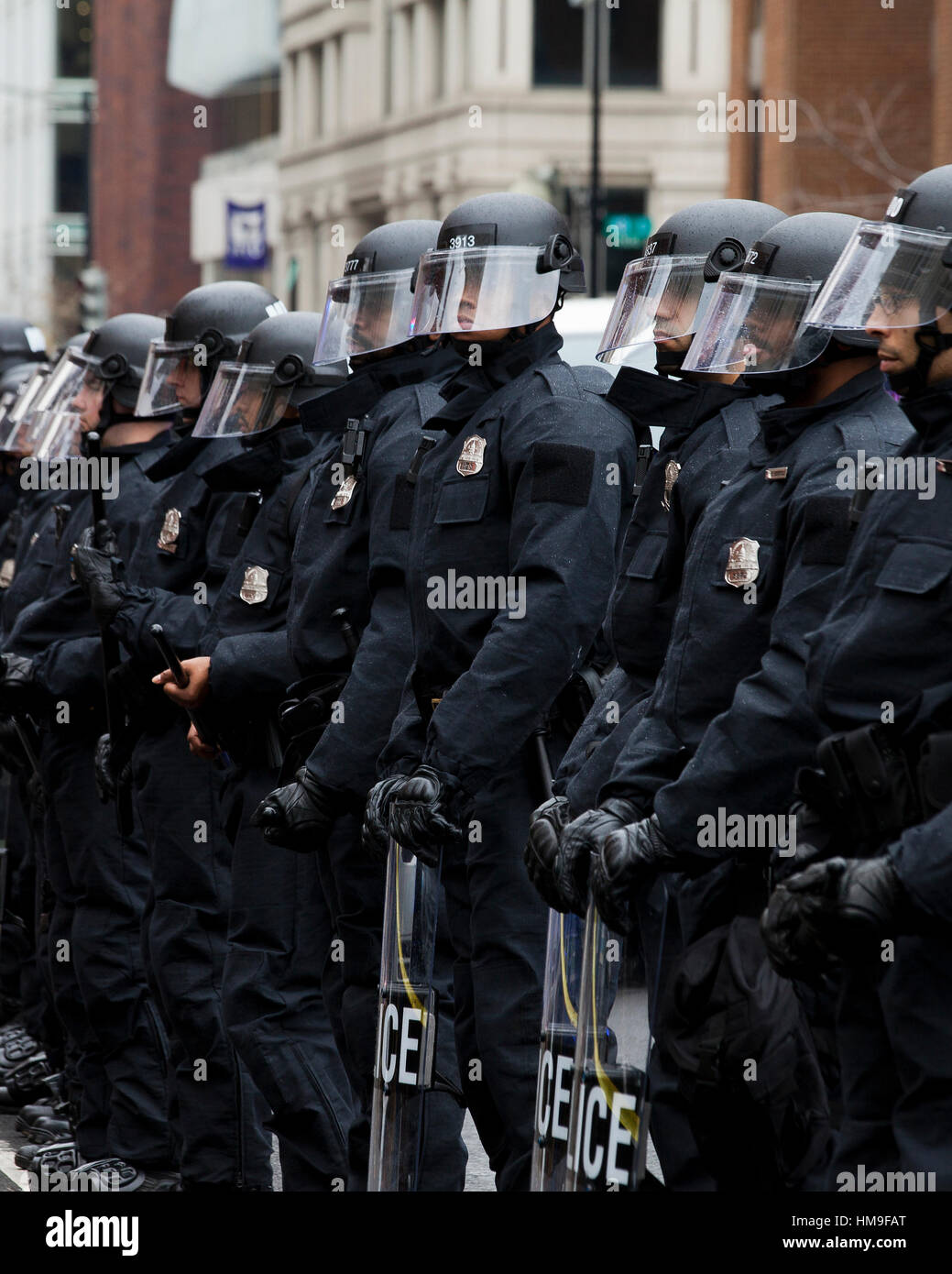 Metropolitan Police in Aufruhr Getriebe stehen in Formation während Eröffnungstag Proteste - Washington, DC USA Stockfoto