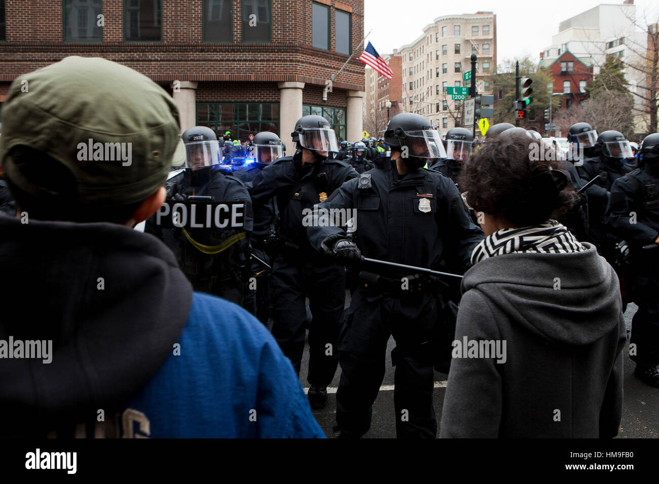 Metropolitan Police in Aufruhr Getriebe stehen in Formation während Eröffnungstag Proteste - Washington, DC USA Stockfoto