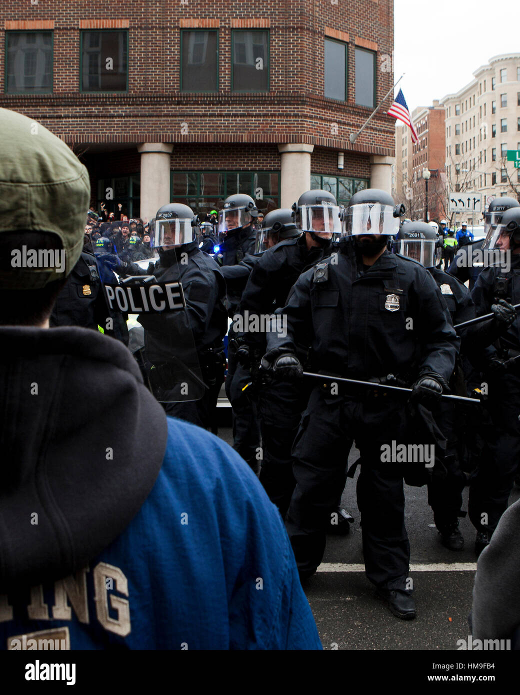 Metropolitan Police in Aufruhr Getriebe stehen in Formation während Eröffnungstag Proteste - Washington, DC USA Stockfoto