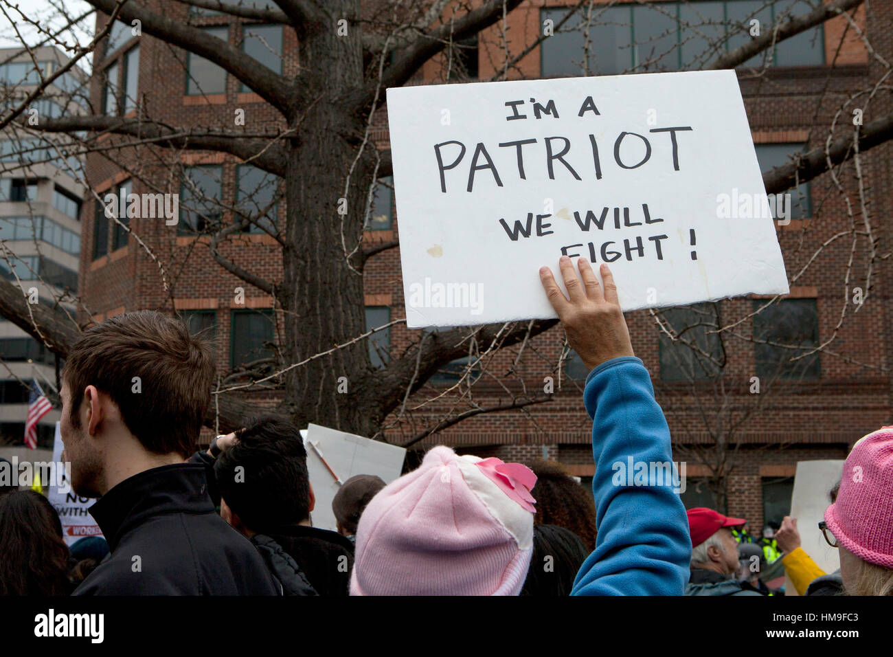 Amerikanische politische Demonstrant Holding unterzeichnen "Ich bin ein Patriot, wir werden kämpfen" Zeichen - USA Stockfoto