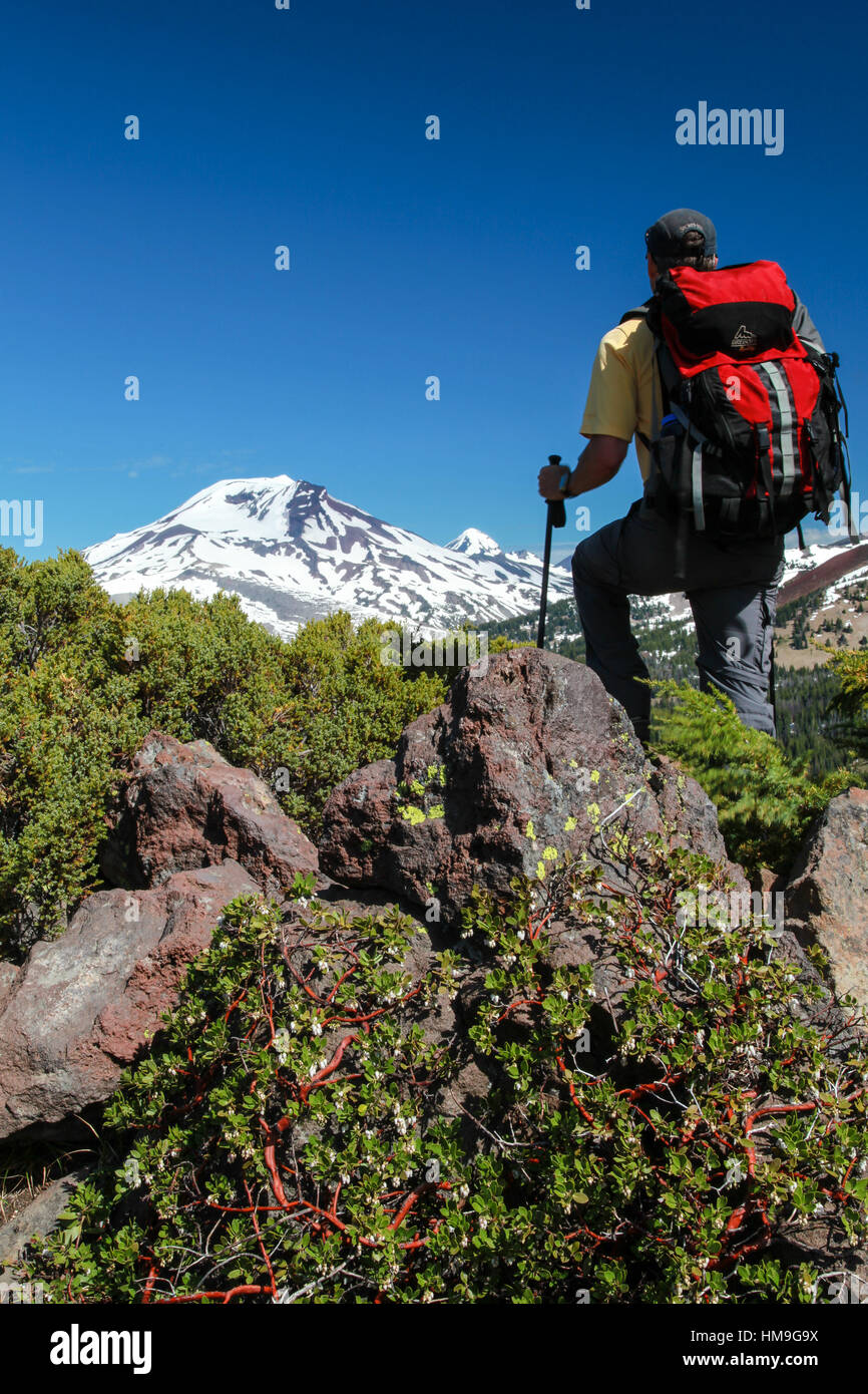 Wanderer mit einem Rucksack mit Blick auf die drei-Schwestern-Berge in Bend, Oregon Stockfoto