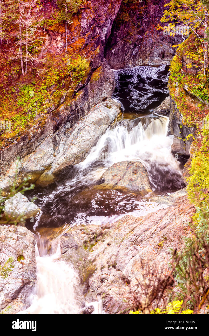 Wunderschönen Herbstfarben im Tal - Langzeitbelichtung Blick auf wunderschöne Wasserfälle in Schlaglöcher Park, Vancouver Island 3. Stockfoto