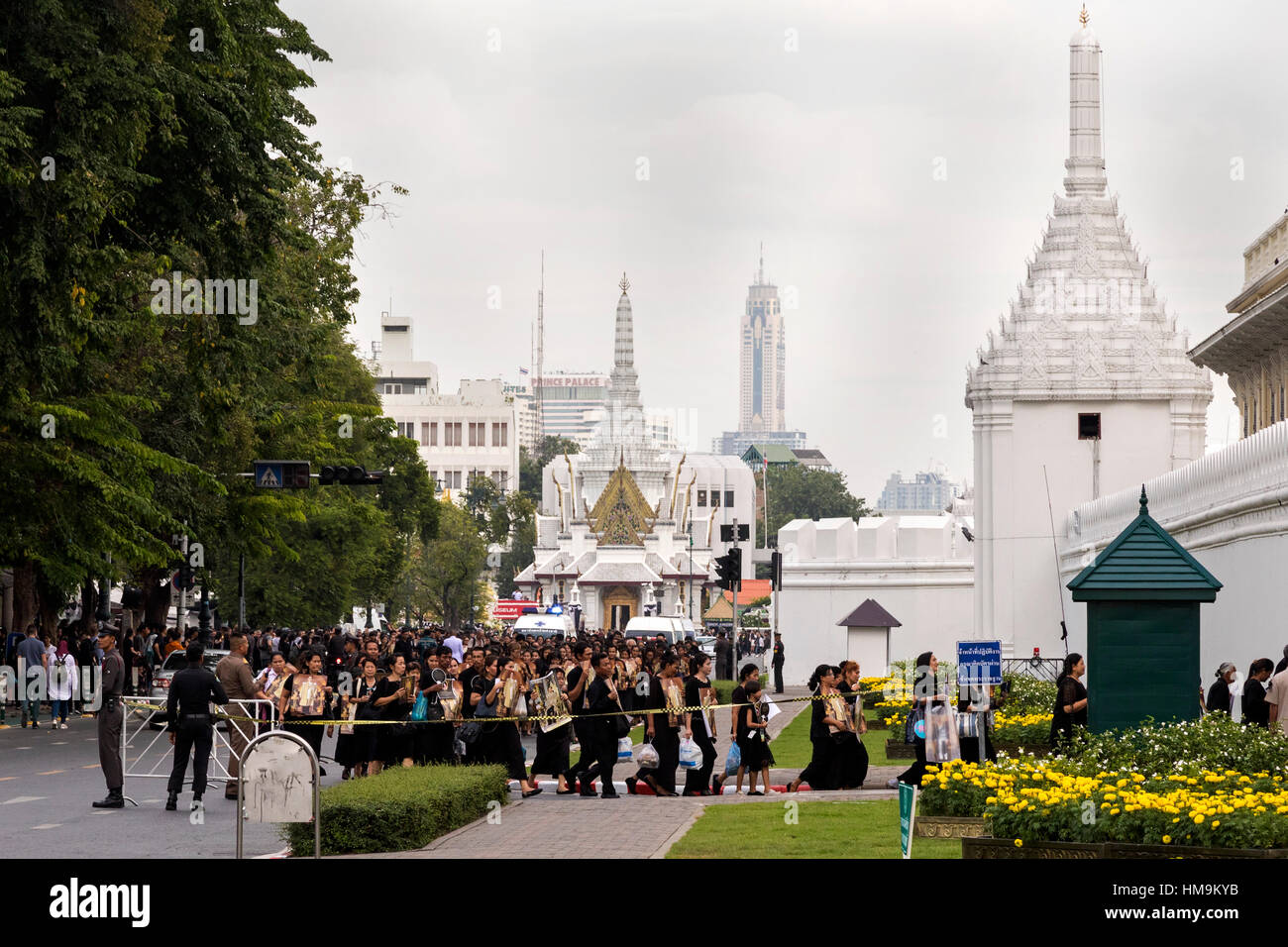 Trauernde für späten König Bhumibol Adulyadej Warteschlangen im Grand Palace, Bangkok, Thailand Stockfoto