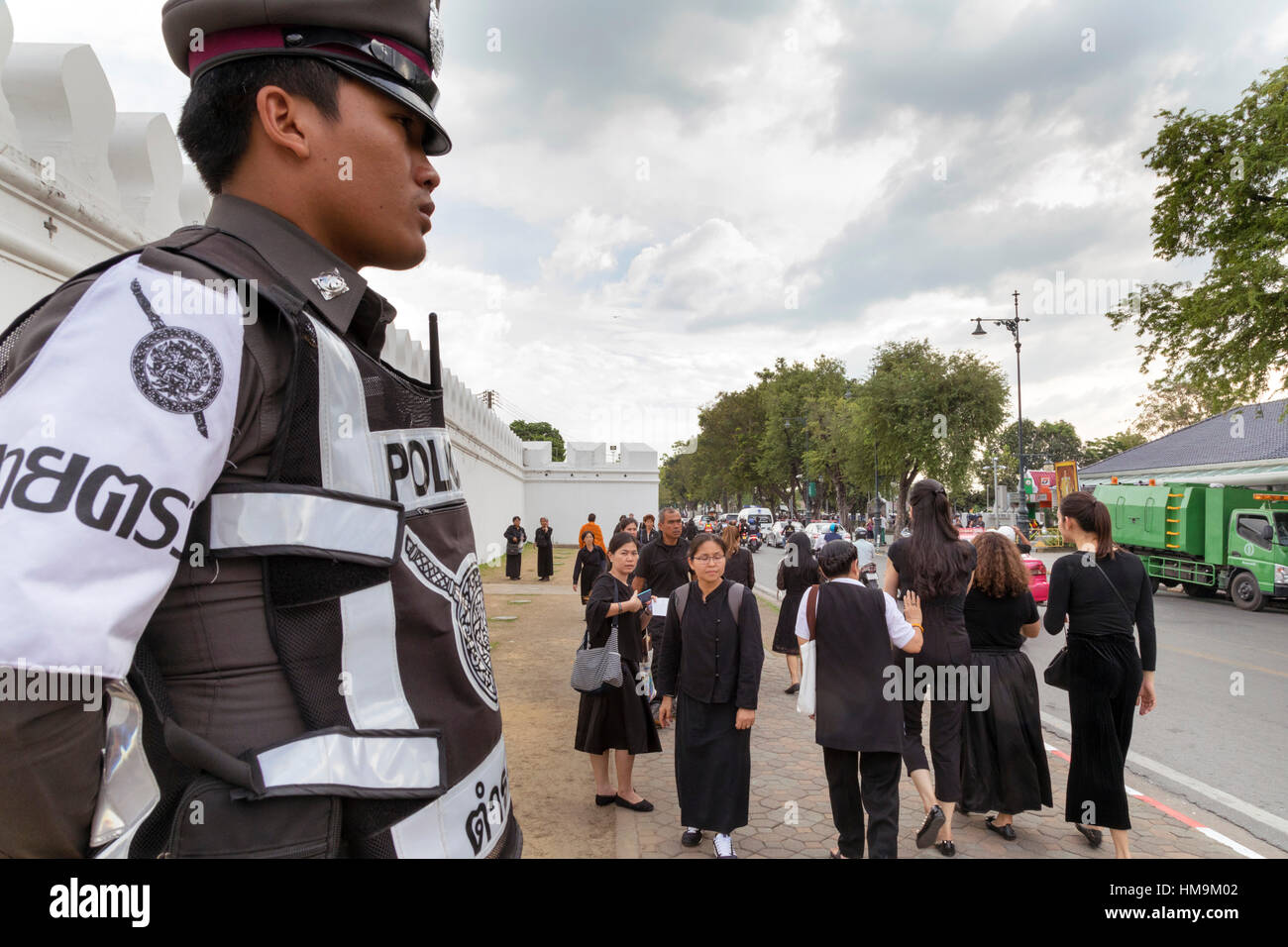 Polizei und trauernden für späten König Bhumibol Adulyadej im Grand Palace, Bangkok, Thailand Stockfoto