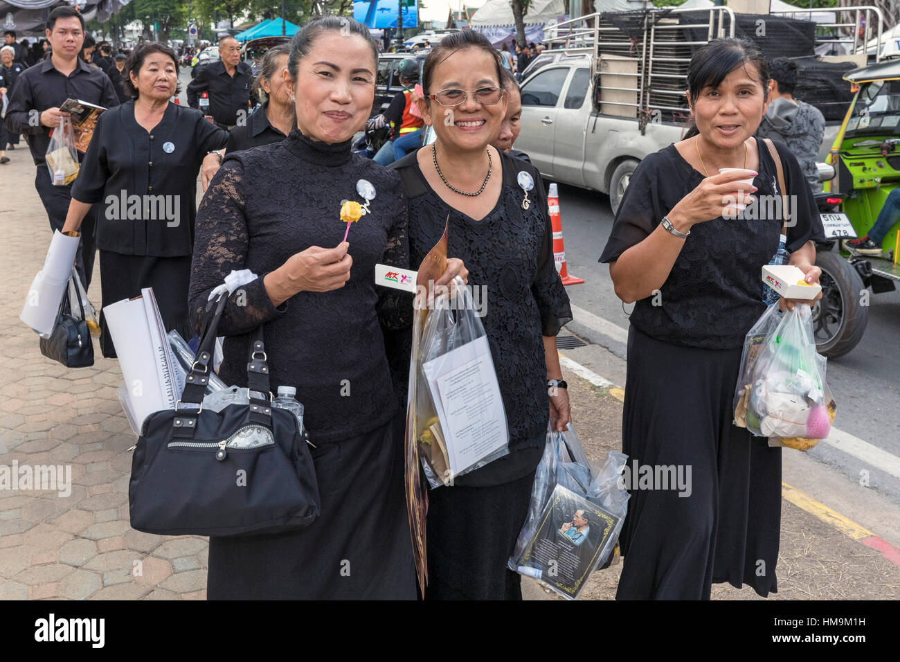 Trauernde für späten König Bhumibol Adulyadej, Grand Palace, Bangkok, Thailand Stockfoto