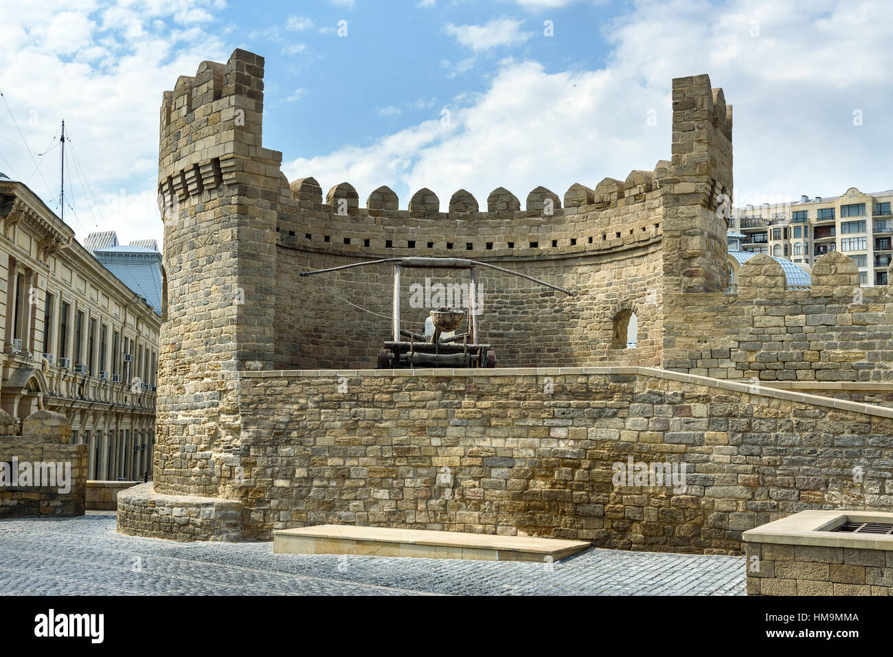 Baku, Aserbaidschan - 10. September 2016: Alte mittelalterliche Katapult am Turm der Festung in der Altstadt, Icheri Shehe ist der historische Kern von Baku. Welt Stockfoto