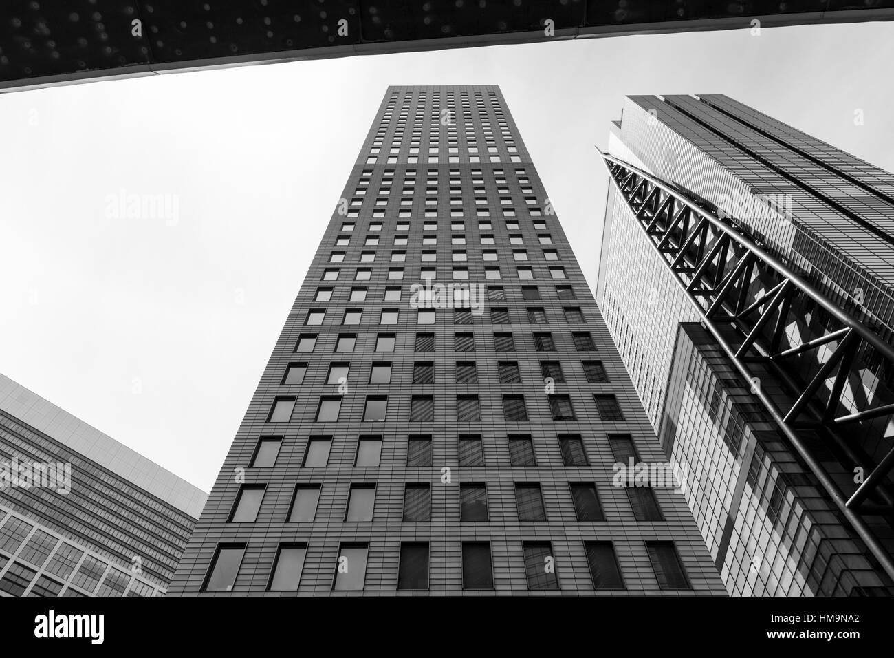 Zeitgenössische Architektur und Wolkenkratzer im Shimbashi, Tokyo, Japan Stockfoto