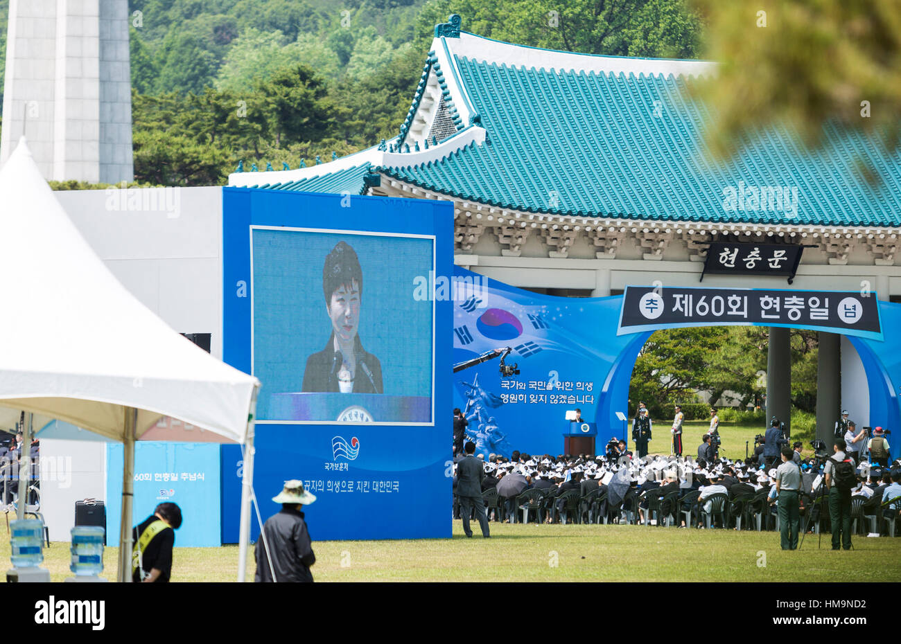 President Park Geun-Hye sprechen während der Gedenkfeier statt auf dem Soldatenfriedhof in Seoul während Memorial Day. Stockfoto