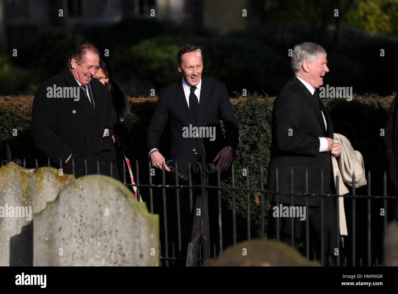 Lee Dixon (Mitte) verlässt die Kirche nach die Trauerfeier für Graham Taylor an Str. Marys Kirche, Watford statt. Stockfoto