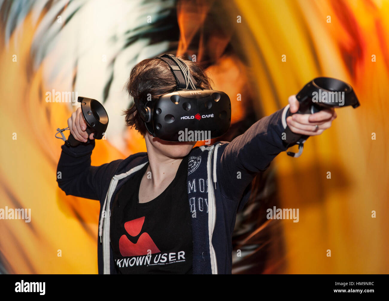 Die Welt der virtuellen Realität - 3D Gaming mit einem VR-Gaming-Kopfhörer Stockfoto
