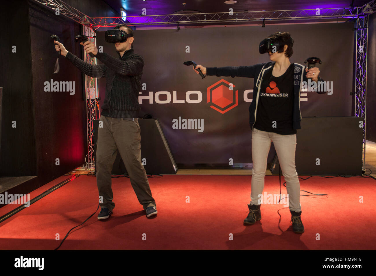 Die Welt der virtuellen Realität - 3D Gaming mit einem VR-Gaming-Kopfhörer Stockfoto