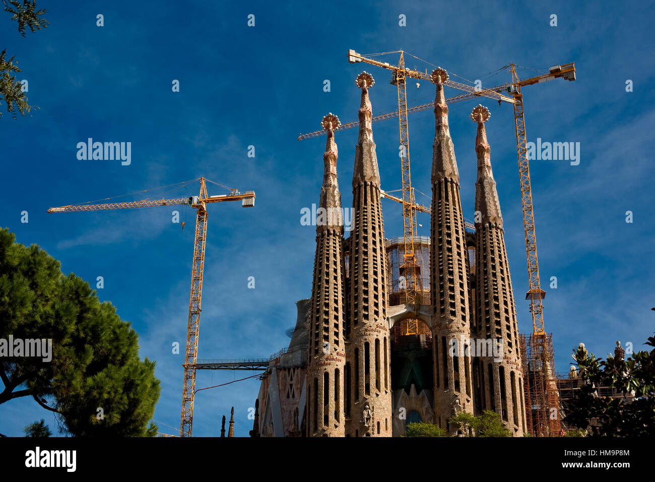 Hohe Kräne arbeiten an der Sagrada Familia Barcelona Stockfoto