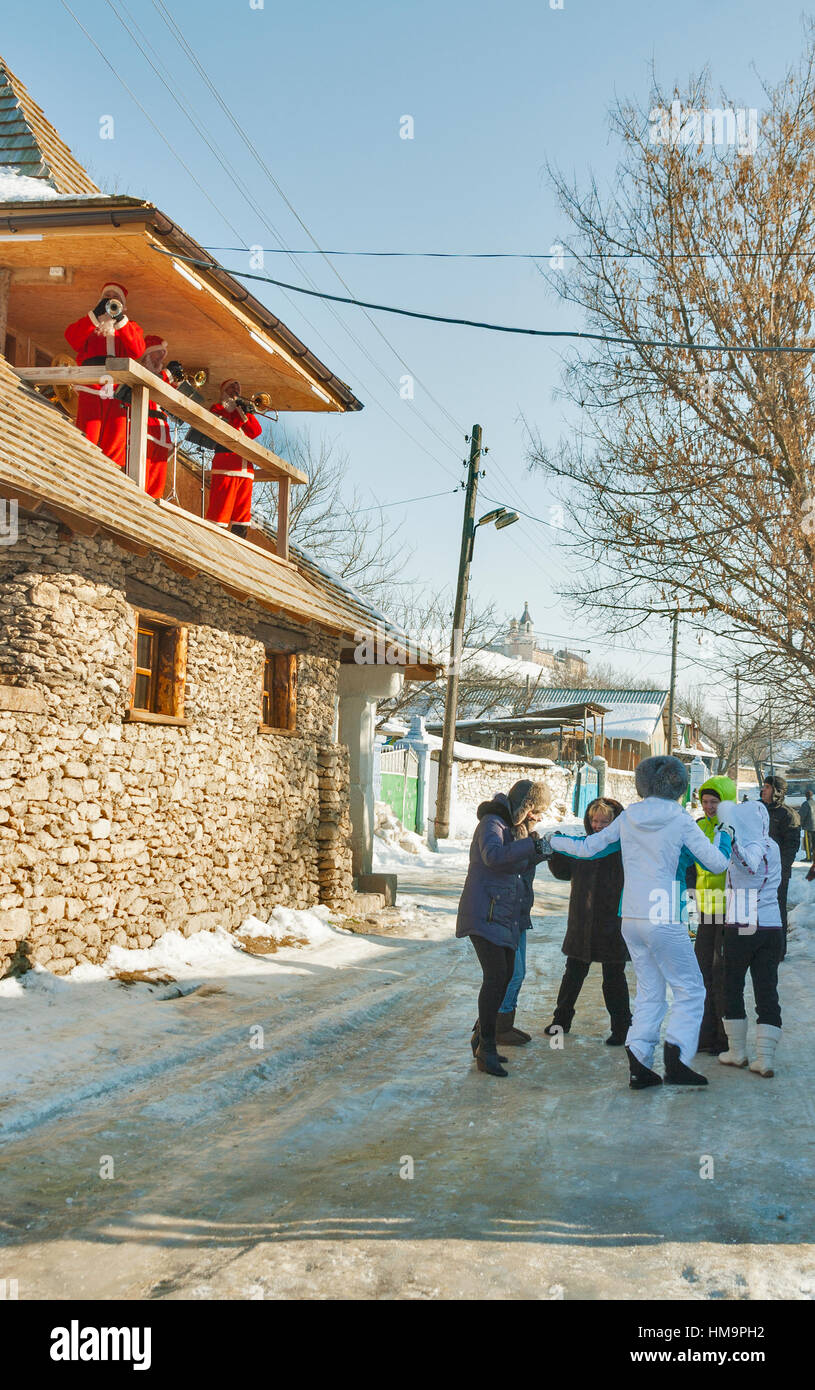 ORHEI VECHI, Moldau - 31. Dezember: Leute tanzen feiern Weihnachten auf einem ländlichen Winter Straße im moldauischen Dorf am 31. Dezember 2012 in Orhei Stockfoto