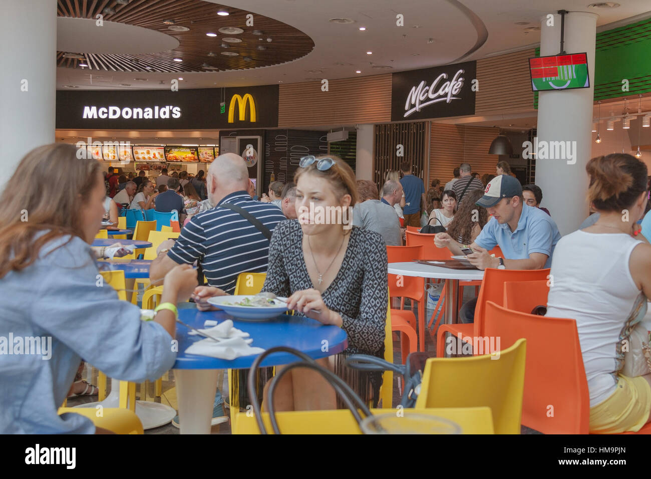 Kiew, Ukraine - Juli 19, 2015: unkenntlich Menschen essen in einem Food Court der größte in der Ukraine Ocean Plaza Shopping Mall mit einer Gesamtfläche von 160.000 Stockfoto