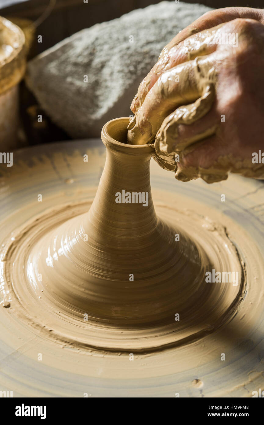 Keramikwerkstatt, Hände bilden Tülle auf Keramik-Rad, Pittenhart, Oberbayern, Deutschland Stockfoto