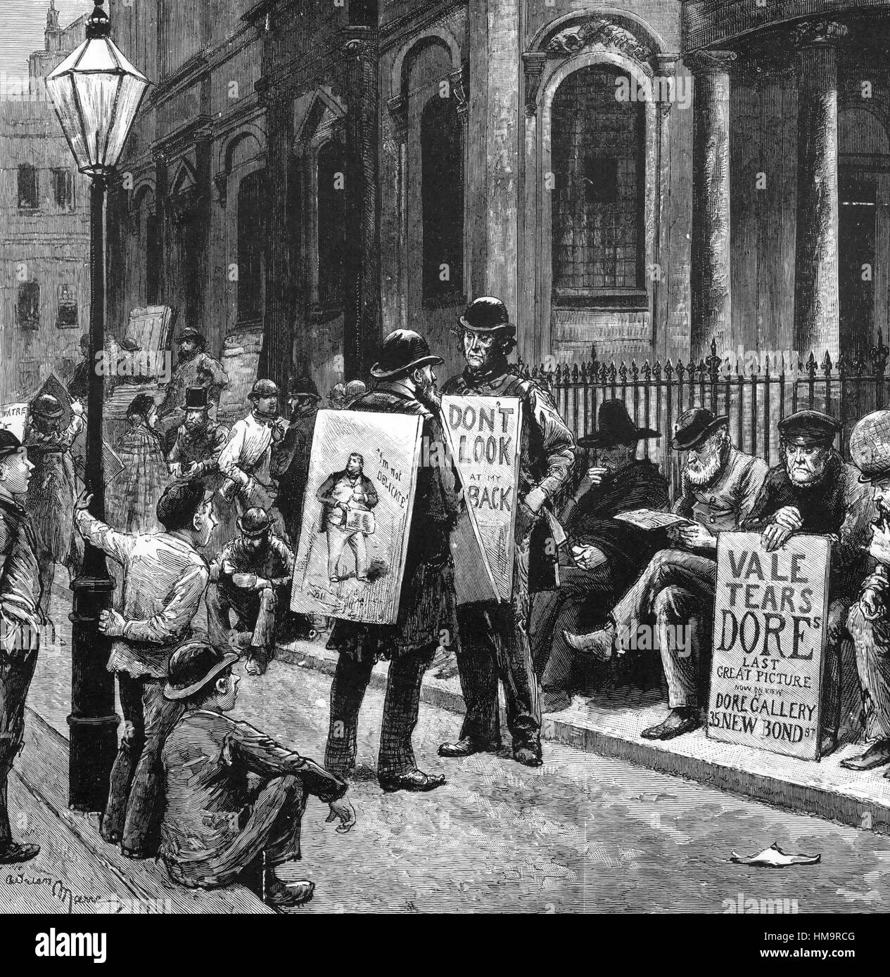 VICTORIAN SANDWICHBRETT Männer im Jahr 1869. Die sitzende Figur auf der rechten Seite ist die Werbung, dass Gustve Dore riesige Gemälde The Vale of Tears in der Dore Gallery at 35 New Bond Street zu sehen ist Stockfoto