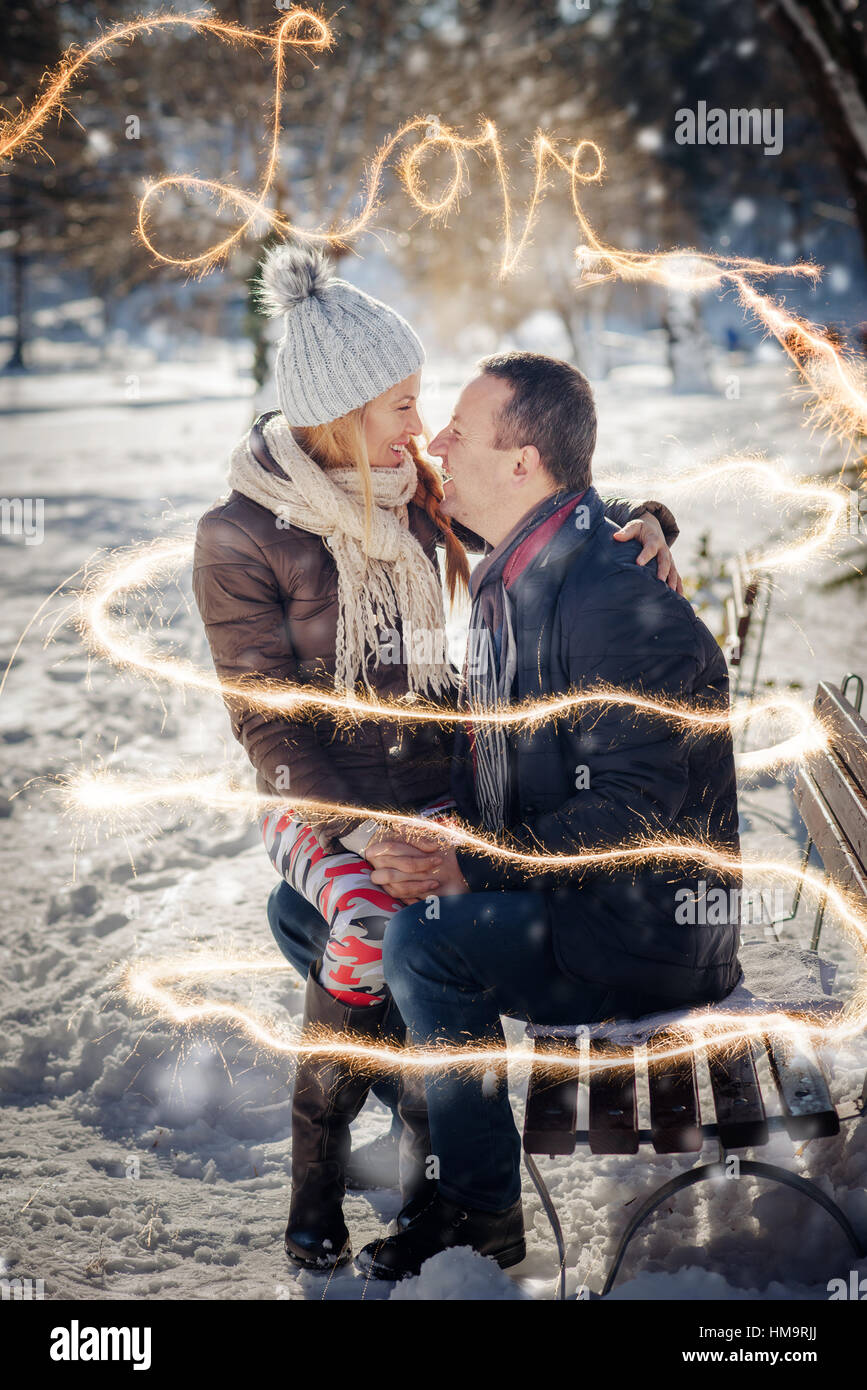 Smiley-Liebhaber Paar mit Wunderkerzen Glück im winter Stockfoto