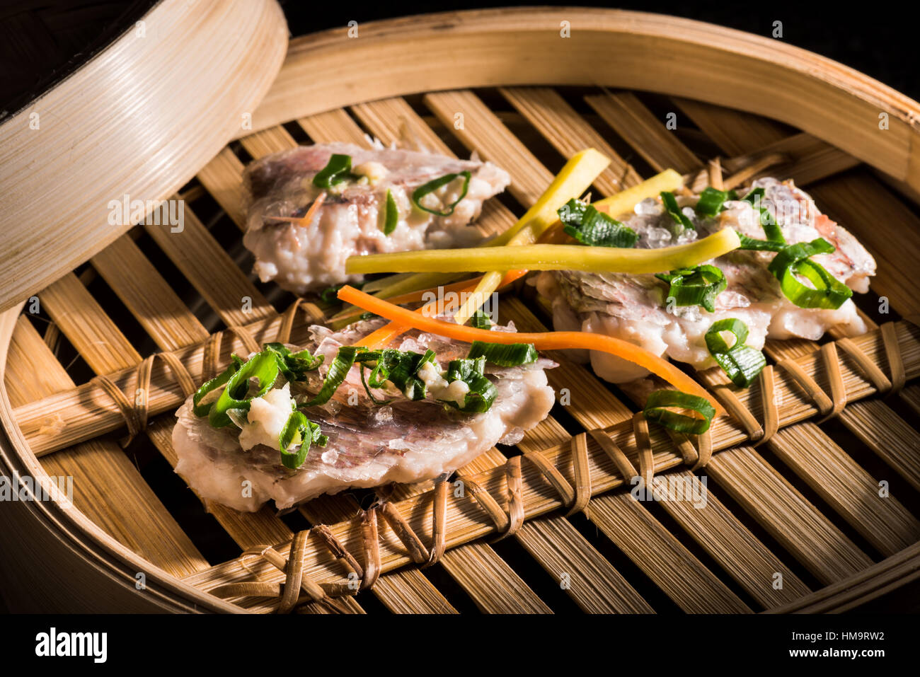 Fischfilet und Gemüse gedünstet in Bamboosteamer Stockfoto