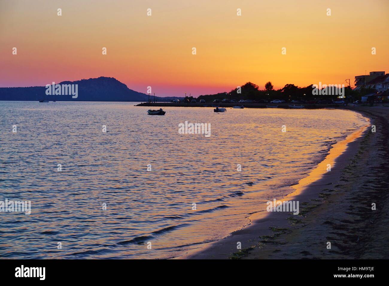 Sonnenuntergang über der Bucht von Navarino in Gialova nahe Pylos in Messenien, Griechenland Stockfoto