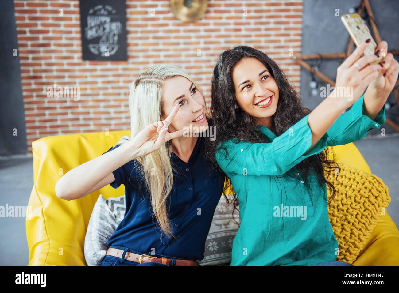 Zwei Schone Junge Frau Tut Selfie In Einem Cafe Beste Freunde Madchen Zusammen Die Spass Posiert Emotionale Lifestyle Menschen Konzept Stockfotografie Alamy