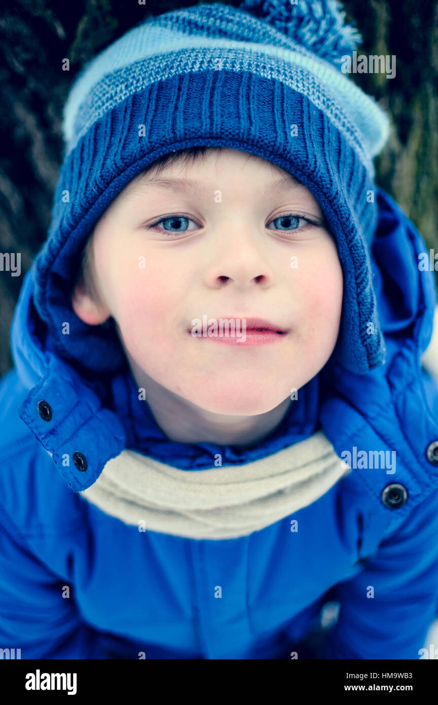 Ein 10 Jahre alter Junge verkleidet mit blauen Kappe Stockfoto