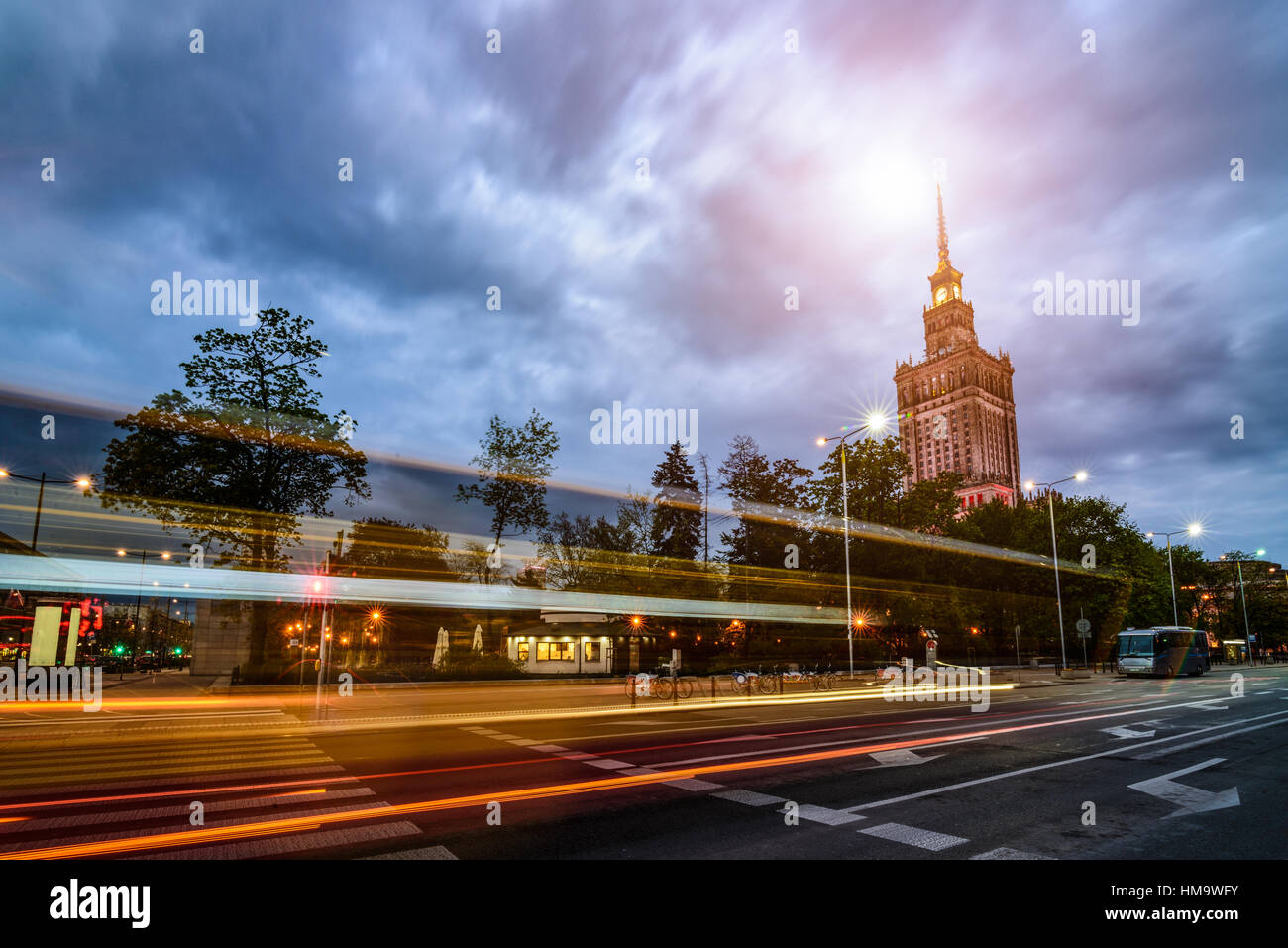 Nacht-Ansicht im Palast der Kultur und Wissenschaft in Warschau. Polen. Stockfoto