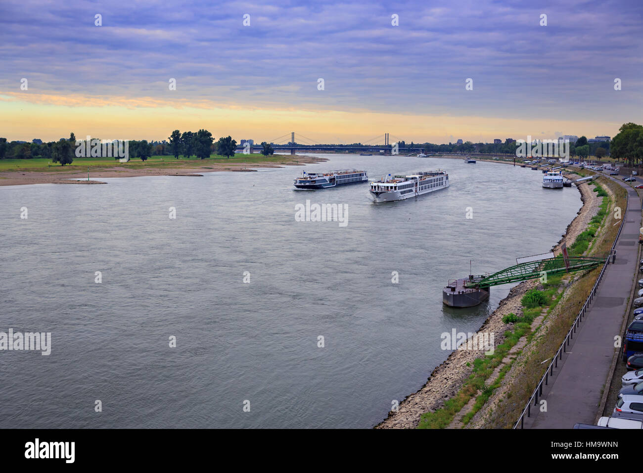 Rhein River Promenade mit Blick auf die Stadt Düsseldorf in Deutschland Stockfoto