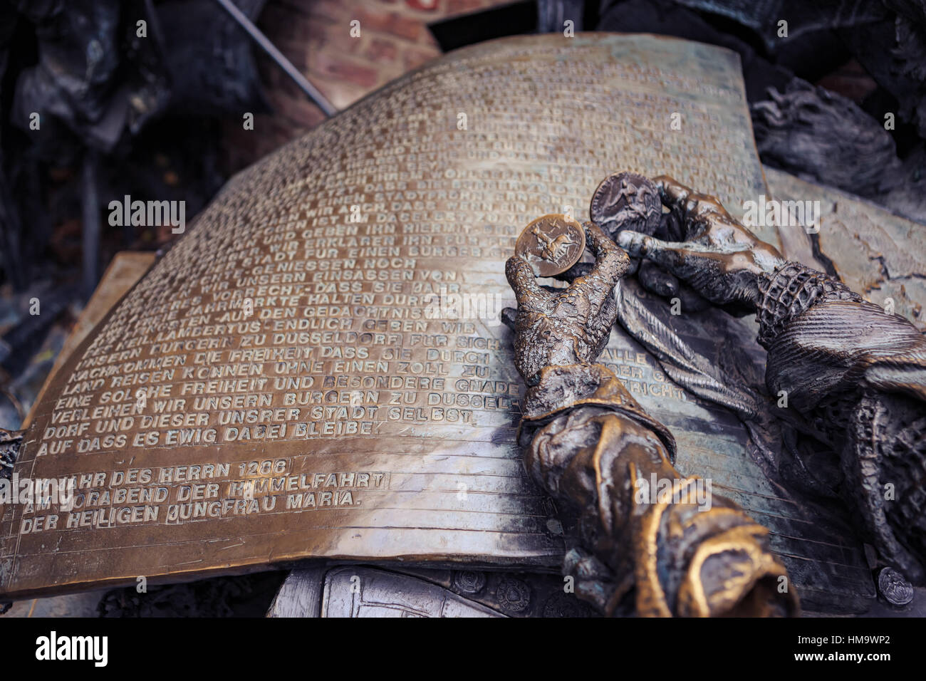 Düsseldorf - ca. SEPTEMBER 2016: Die Fragmente der Stadterhebungsmonument Skulptur in der Stadt Düsseldorf. Stockfoto
