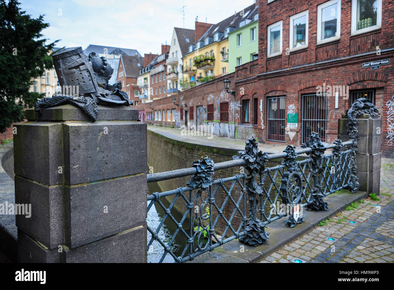Düsseldorf - ca. SEPTEMBER 2016: Rhein River Promenade mit Blick auf die Stadt Düsseldorf in Deutschland Stockfoto