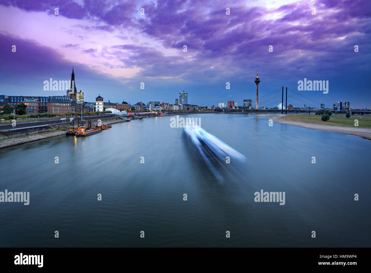 Nachtaufnahmen von Düsseldorf und Rhein Fluss in Deutschland Stockfoto