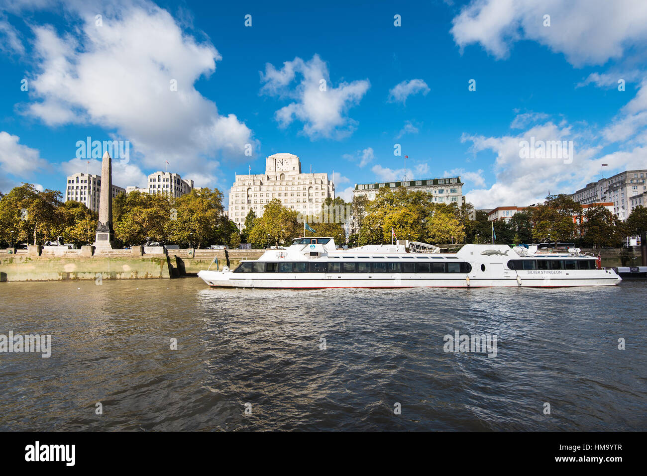 LONDON - 18. Oktober 2016: Ansicht des Victoria Embankment Kreuzfahrt-Schiff Silber Stör, Art-Deco-Shell Mex Haus und Kleopatras Nadel zeigt. Stockfoto