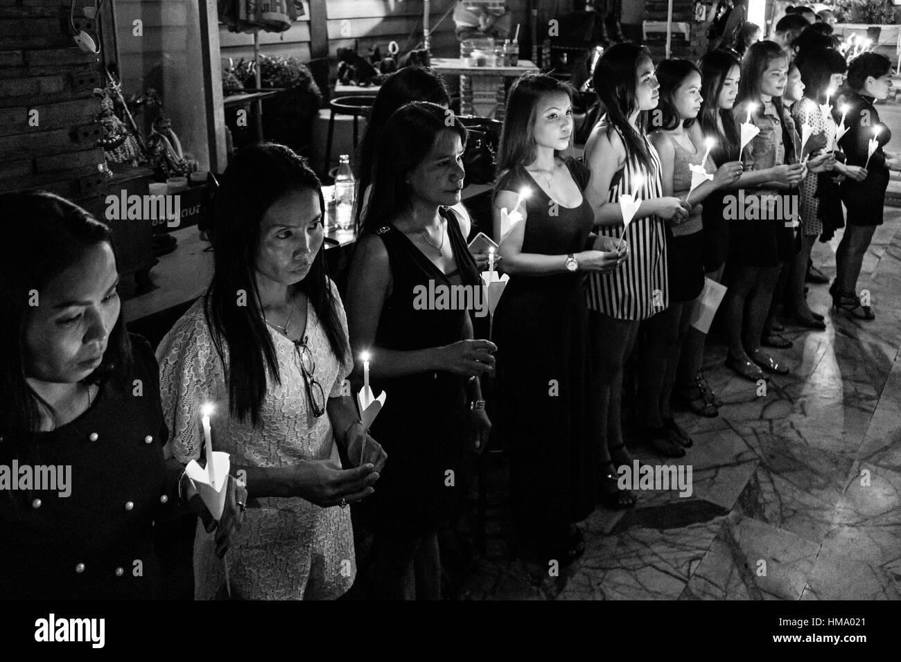 Trauernde singen in Erinnerung an den verstorbenen König Adulyadej Bhumibol, Bangkok, Thailand Stockfoto