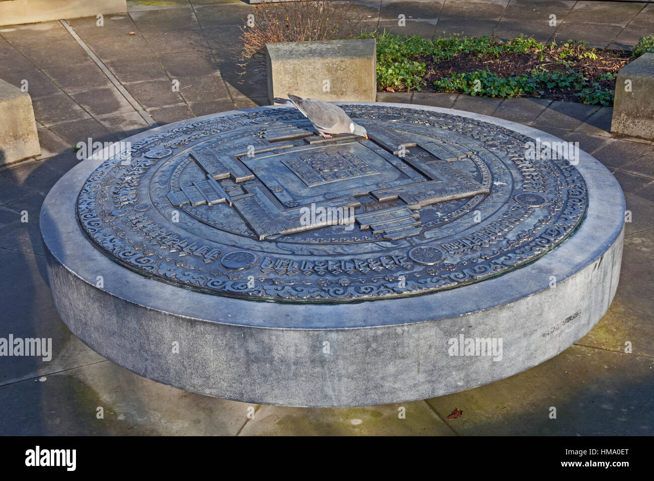 London, Southwark Bronze Kalachakra-Mandala, Mittelpunkt der tibetischen Peace Garden in Geraldine Mary Harmsworth Park Stockfoto