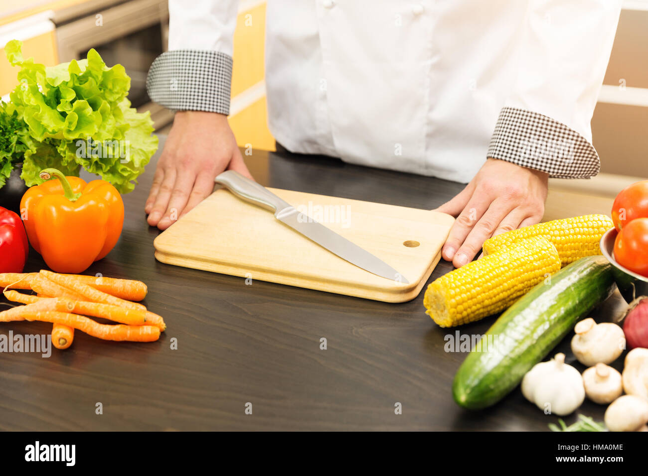 Koch ist bereit, in der Küche zu arbeiten Stockfoto