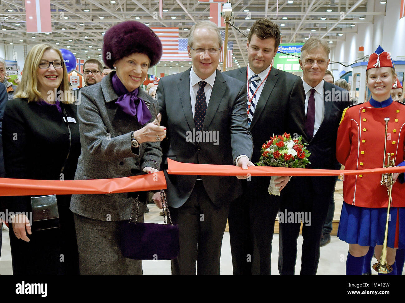 Prinzessin Benedikte von Dänemark (2.v.l) schneidet das rote Band neben Carola Schwennsen (L), CEO von Fachausstellungen Heckmann, Bürgermeister von Hannover Stefan Schostok (3.f.L), der Direktor des VisitDenmark, Mads Schreiner (3.f.R) und dänische Botschafter Friis Arne Petersen bei der Eröffnung der Abf Messe 2017 in Hannover, 1. Februar 2017. Prinzessin Benedikte besuchten dann den Messestand von Dänemark, das diesjährige Partnerland bei der Abf. Rund 800 Aussteller präsentieren ihre Produkte rund um Freizeit, Gartenarbeit, Atmosphäre, Autos, Reisen und Urlaub bis 5. Februar 2017. Foto: Holger Ho Stockfoto