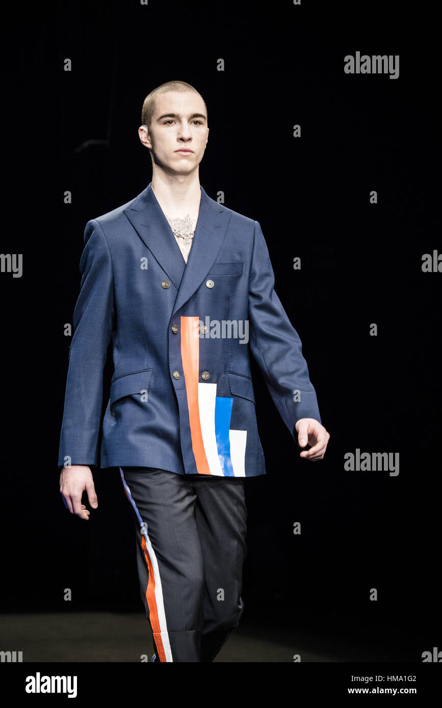 Barcelona, Katalonien, Spanien. 1. Februar 2017. Ein Modell geht die Start-und Landebahn bei der Präsentation der neuen "Panorama AW17/18" Kollektion während 080 Barcelona Fashion Woche Credit Pablo Erroz-Modenschau: Matthias Oesterle/ZUMA Draht/Alamy Live News Stockfoto