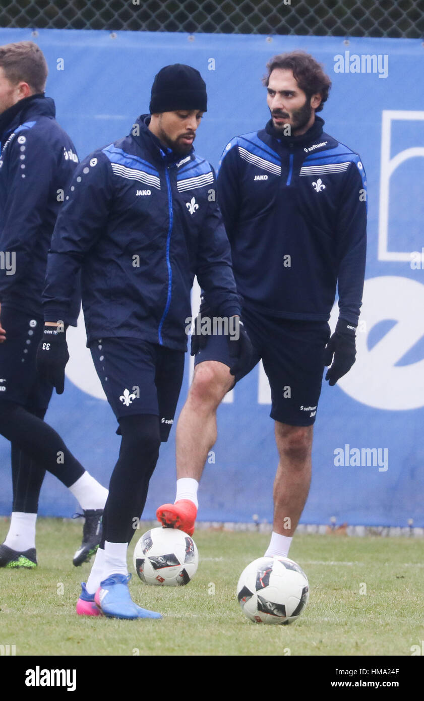 Die neuen Spieler des SV Darmstadt 98 Hamit Altintop (L) und Sidney Sam (R) während einer Trainingseinheit des deutschen Fußball-Bundesliga-Teams in Darmstadt, Deutschland, 29. Dezember 2016. Foto: Frank Rumpenhorst/dpa Stockfoto