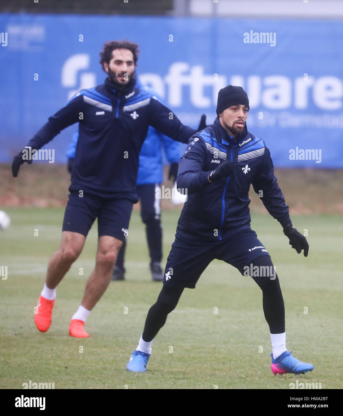 Darmstadt, Deutschland. 1. Februar 2017. Die neuen Spieler des SV Darmstadt 98 Hamit Altintop (L) und Sidney Sam (R) während einer Trainingseinheit des deutschen Fußball-Bundesliga-Teams in Darmstadt, Deutschland, 1. Februar 2017. Foto: Frank Rumpenhorst/Dpa/Alamy Live News Stockfoto