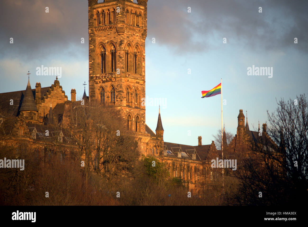 Glasgow, Schottland. 1. Februar 2017. Universität Glasgow ist einmal mehr die Regenbogenfahne anlässlich des LGBT History Month erhöhen. Die große Regenbogenfahne wird für die erste Woche auf die wichtigsten Südfront Fahnenmast geflogen verleiht große Belastung. Bildnachweis: Gerard Fähre/Alamy Live-Nachrichten Stockfoto