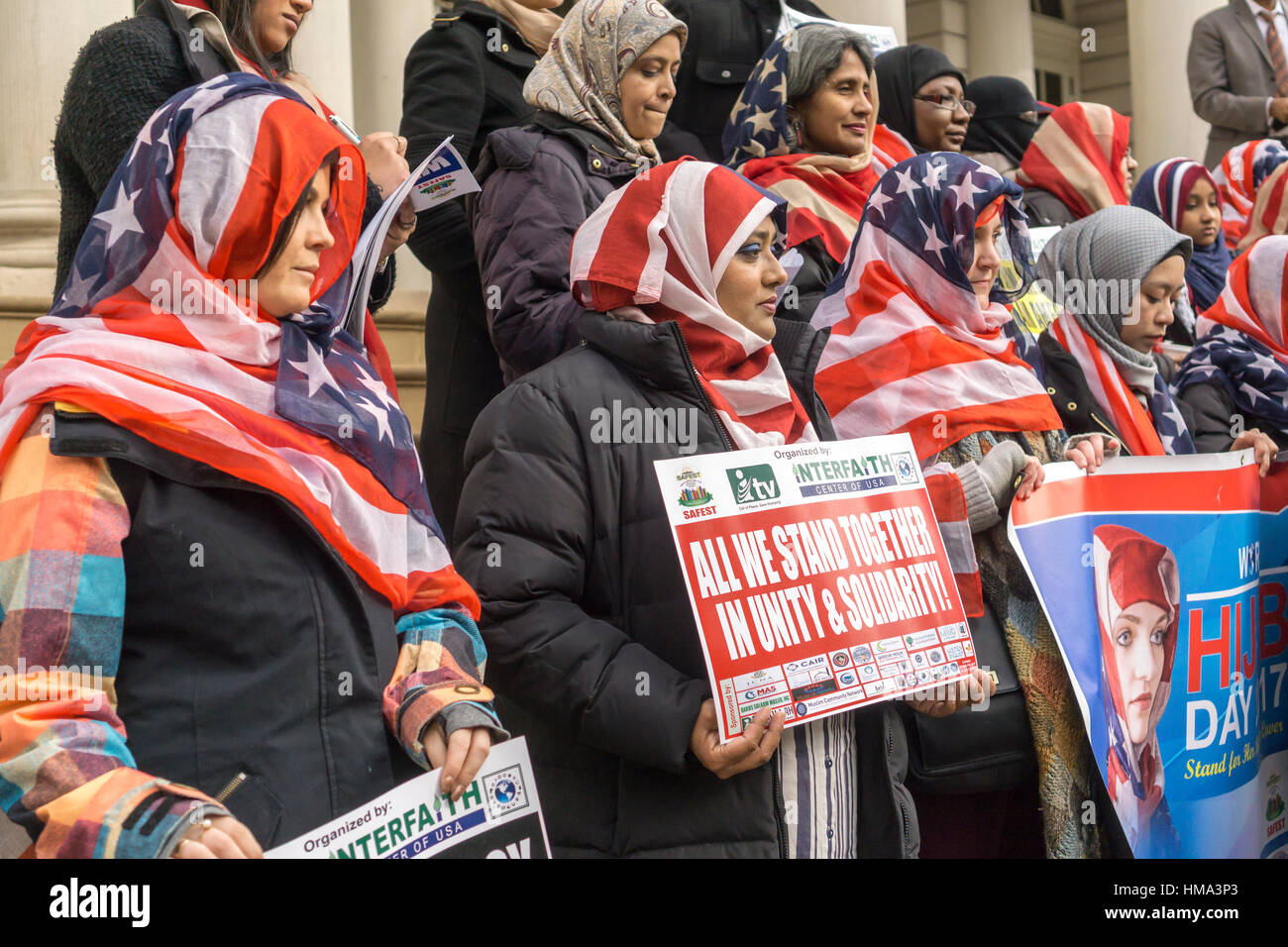 New York, USA. 1. Februar 2017. Muslimischen und nichtmuslimischen Frauen versammeln sich in New York City Hall auf Mittwoch, 1. Februar 2017, World Hijab Day zu feiern. Die jährliche Veranstaltung fordert ein Tag der Solidarität mit muslimischen Frauen, Bigotterie und Diskriminierung zu bekämpfen und fördert die nicht-muslimische Frauen solidarisch einen Hijab zu tragen.  Bildnachweis: Richard Levine/Alamy Live-Nachrichten Stockfoto