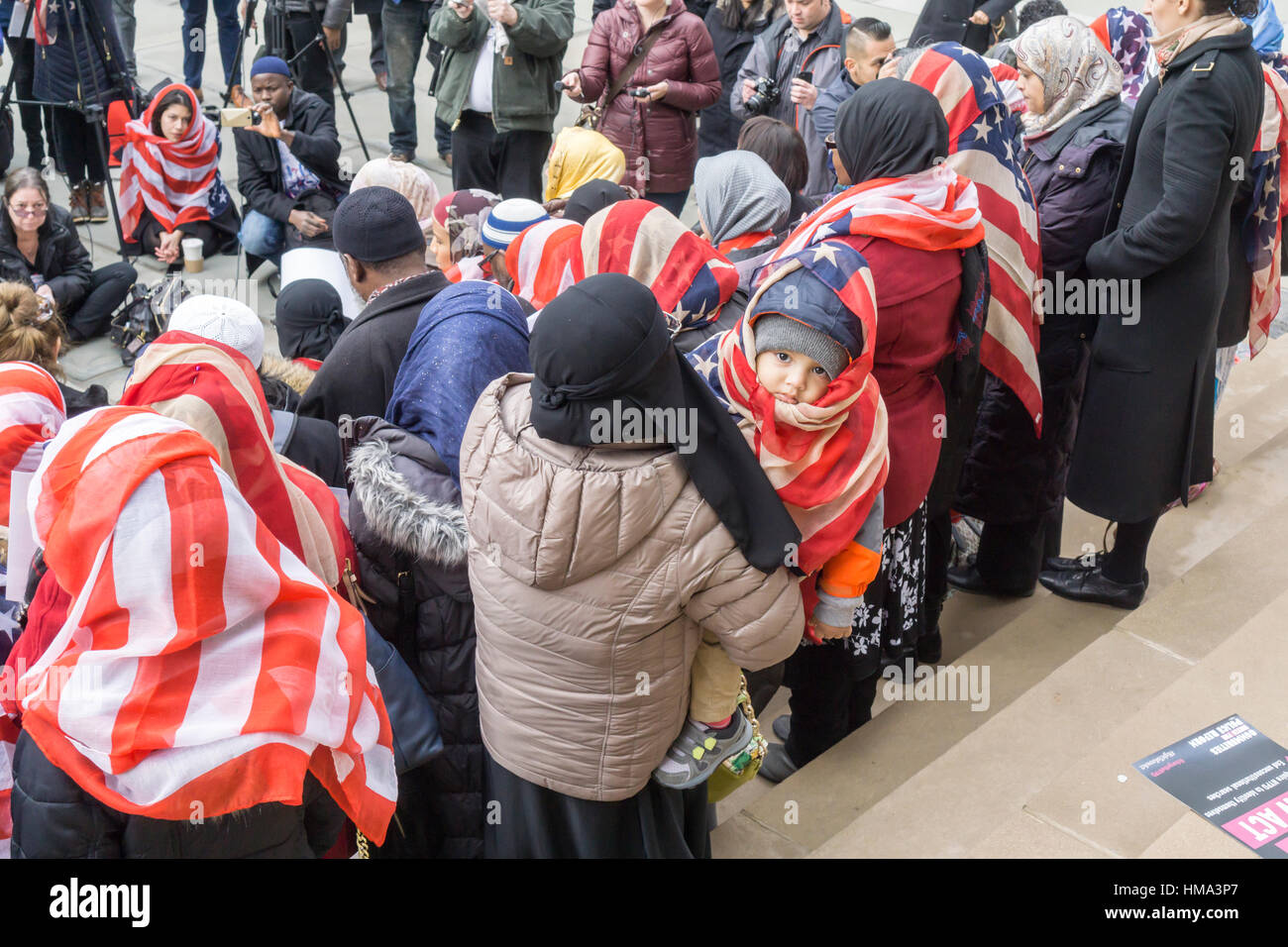 New York, USA. 1. Februar 2017. Muslimischen und nichtmuslimischen Frauen versammeln sich in New York City Hall auf Mittwoch, 1. Februar 2017, World Hijab Day zu feiern. Die jährliche Veranstaltung fordert ein Tag der Solidarität mit muslimischen Frauen, Bigotterie und Diskriminierung zu bekämpfen und fördert die nicht-muslimische Frauen solidarisch einen Hijab zu tragen.  Bildnachweis: Richard Levine/Alamy Live-Nachrichten Stockfoto