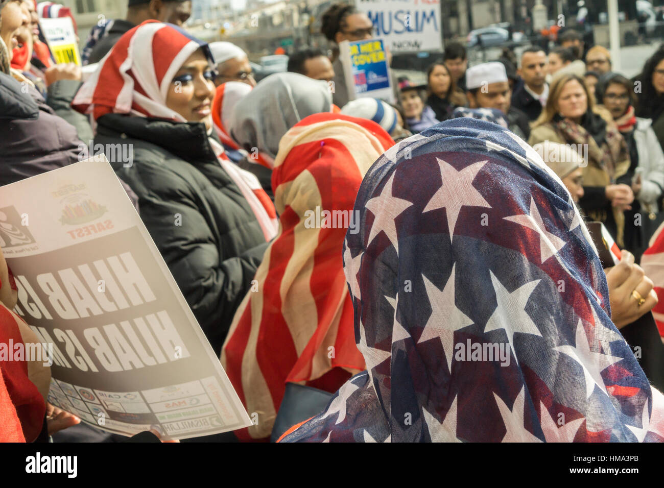 New York, USA. 1. Februar 2017. Muslimischen und nichtmuslimischen Frauen versammeln sich in New York City Hall auf Mittwoch, 1. Februar 2017, World Hijab Day zu feiern. Die jährliche Veranstaltung fordert ein Tag der Solidarität mit muslimischen Frauen, Bigotterie und Diskriminierung zu bekämpfen und fördert die nicht-muslimische Frauen solidarisch einen Hijab zu tragen.  Bildnachweis: Richard Levine/Alamy Live-Nachrichten Stockfoto