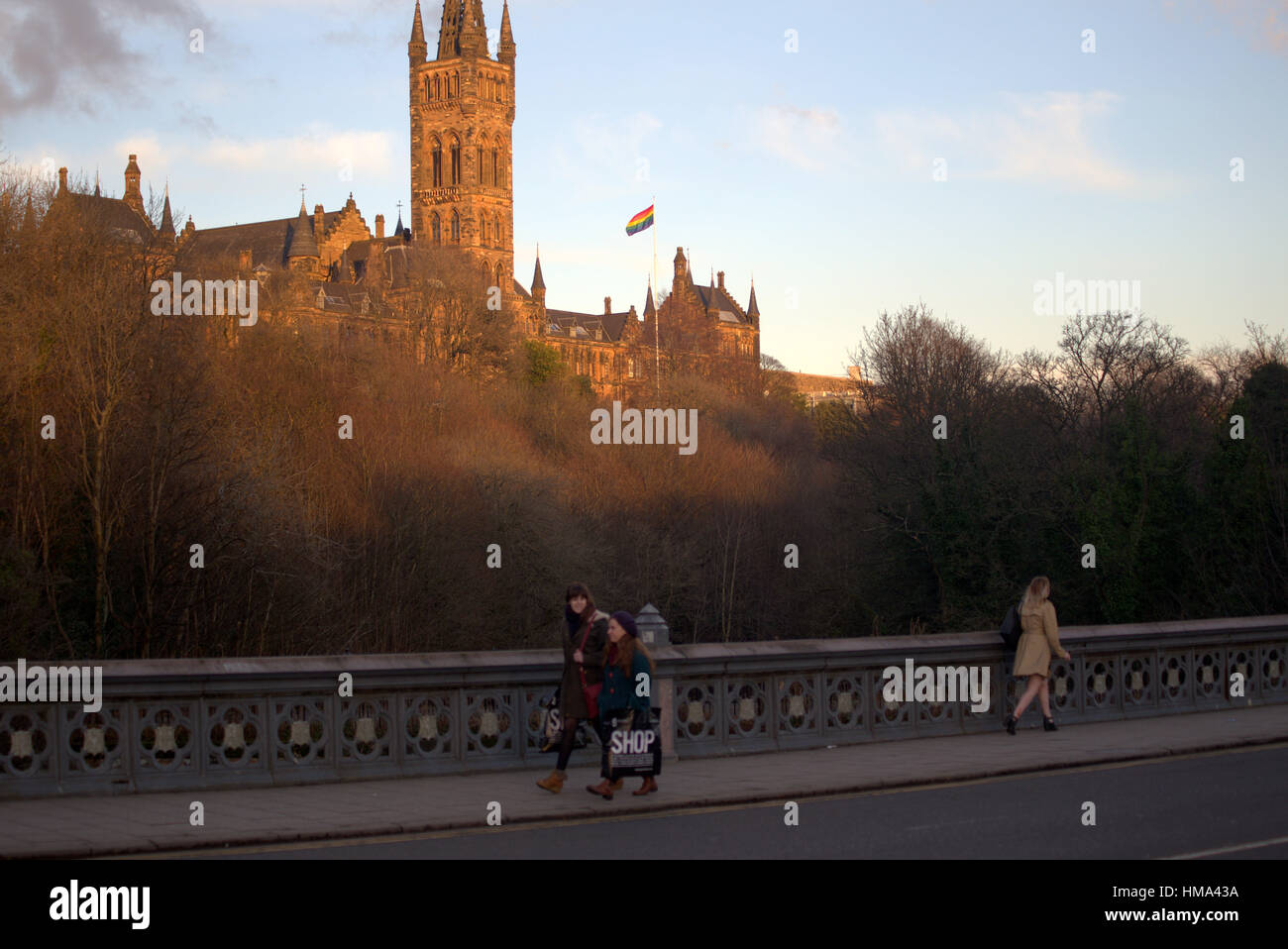 Glasgow, Scotland, Uk 1. Februar Glasgow Universität hebt einmal mehr die Regenbogenfahne anlässlich des LGBT History Month. Die große Regenbogenfahne wird für die erste Woche auf die wichtigsten Südfront Fahnenmast geflogen verleiht große Belastung. Bildnachweis: Gerard Fähre/Alamy Live-Nachrichten Stockfoto