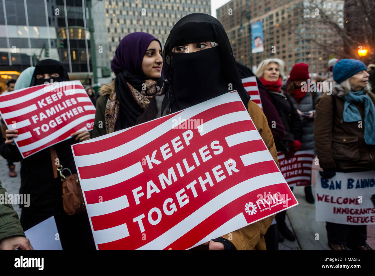 New York City, USA. 1. Februar 2017 kein Verbot keine Wand Marsch für Muslime und Verbündeten. Muslime und Einwanderung Befürworter Rallye in Foley Quadrat zu einem Marsch auf Eis (Immigration and Customs Enforcement) im Zuge der Präsident Trump Reiseverbot gegen sieben nahöstlichen Nationen. Bildnachweis: Stacy Walsh Rosenstock/Alamy Live-Nachrichten Stockfoto