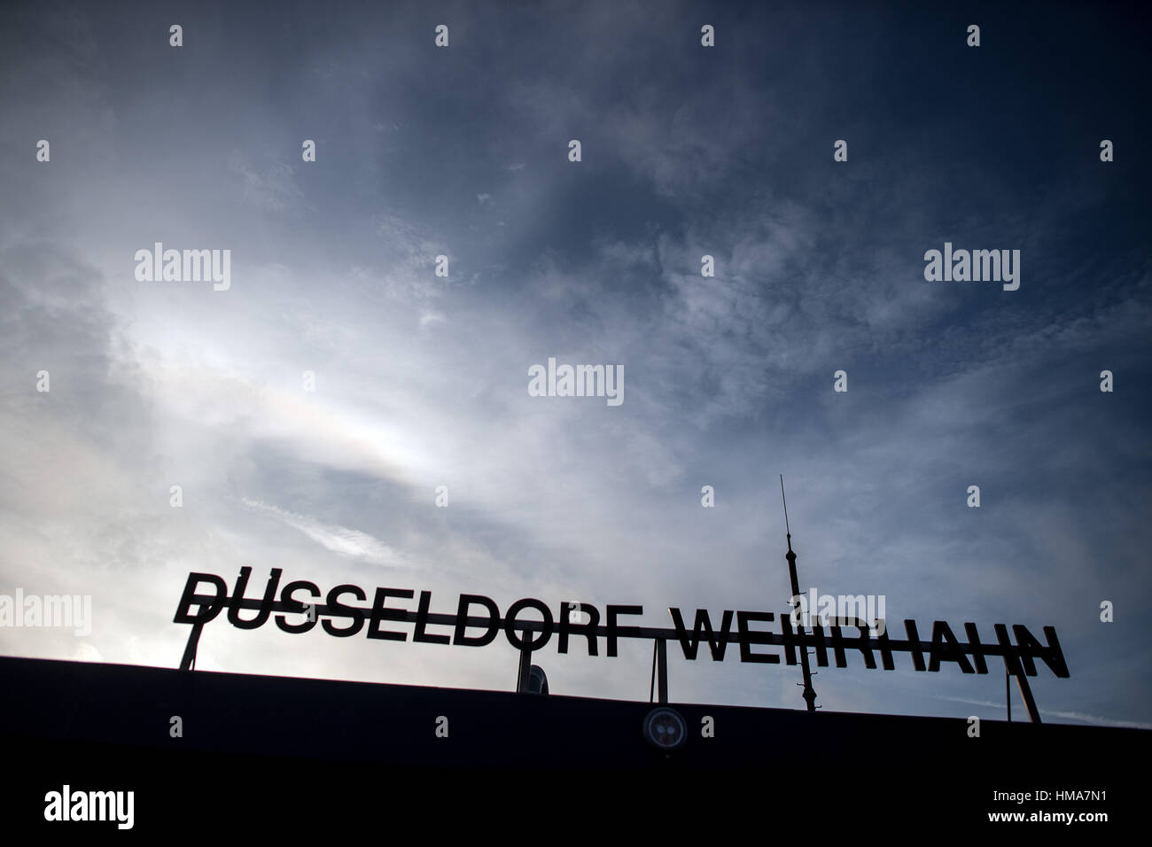 Das Exterieur des Wehrhahn urbanen und suburbanen (S-Bahn) Bahnhof in Düsseldorf, 2. Februar 2017. Eine Bombe auf den Weg in die Station vor 17 Jahren wird gedacht, um die Arbeit von einem 50-Jahr-Mann aus fremdenfeindlichen Motiven handeln gewesen. Foto: Federico Gambarini/dpa Stockfoto