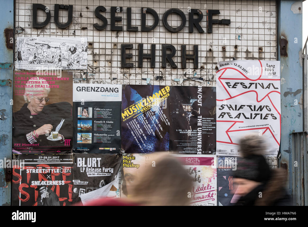 Poster an der Wand des Wehrhahn urbanen und suburbanen (S-Bahn) Bahnhof in Düsseldorf, 2. Februar 2017. Eine Bombe auf den Weg in die Station vor 17 Jahren wird gedacht, um die Arbeit von einem 50-Jahr-Mann aus fremdenfeindlichen Motiven handeln gewesen. Foto: Federico Gambarini/dpa Stockfoto