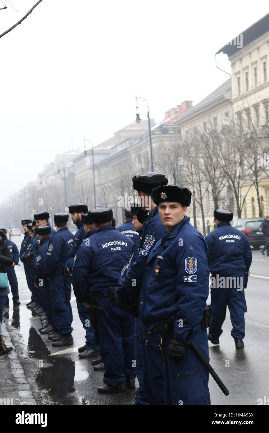 Polizisten Block von der Strecke Putin Autokolonne dauert bei seinem Besuch in Budapest. Bildnachweis: Conall Kearney/Alamy Live-Nachrichten Stockfoto