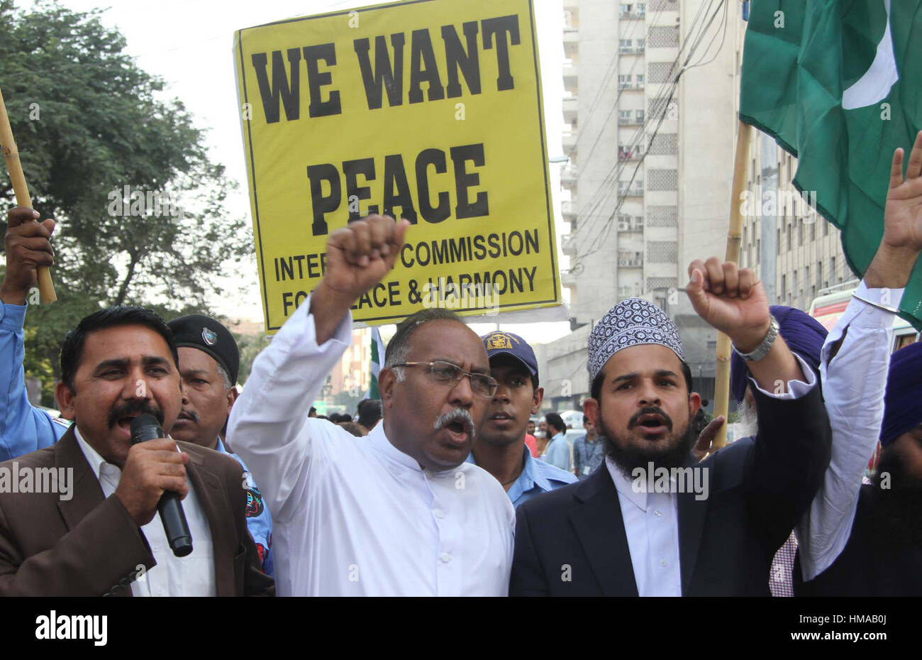 Mitglieder des interreligiösen Kommission für Frieden und Harmonie halten Protestdemonstration gegen den religiösen Extremismus, außerhalb Karachi Presseclub am 2. Februar 2017. Stockfoto