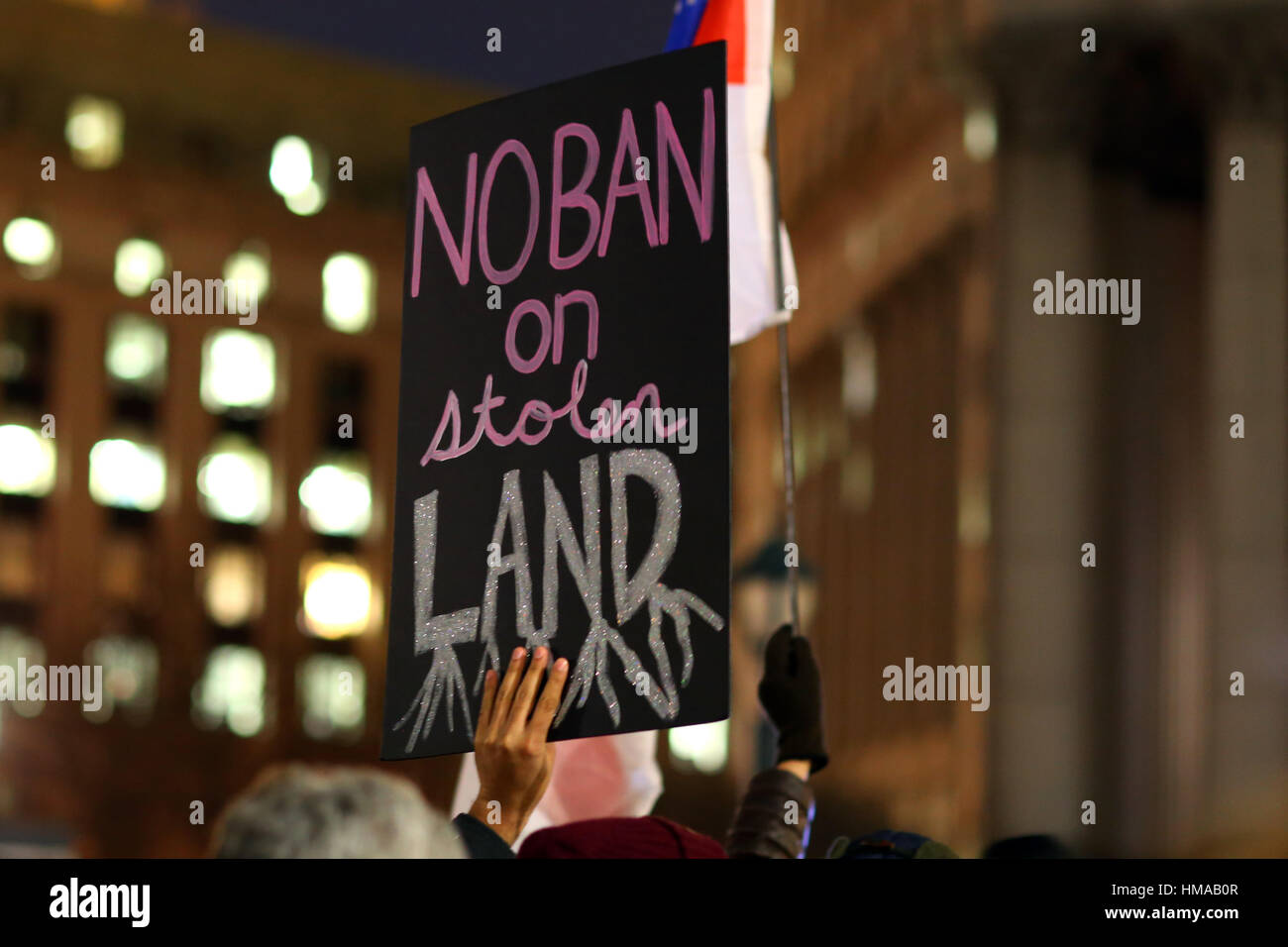 New York, USA. Februar 2017. Ein Protestler hält ein Schild mit dem Titel "No Ban on Stolen Land" bei einer No Ban No Wall Kundgebung für Muslime und Alliierte auf dem Foley Square vor dem Jacob K. Javits Federal Building. Februar 2017 Stockfoto