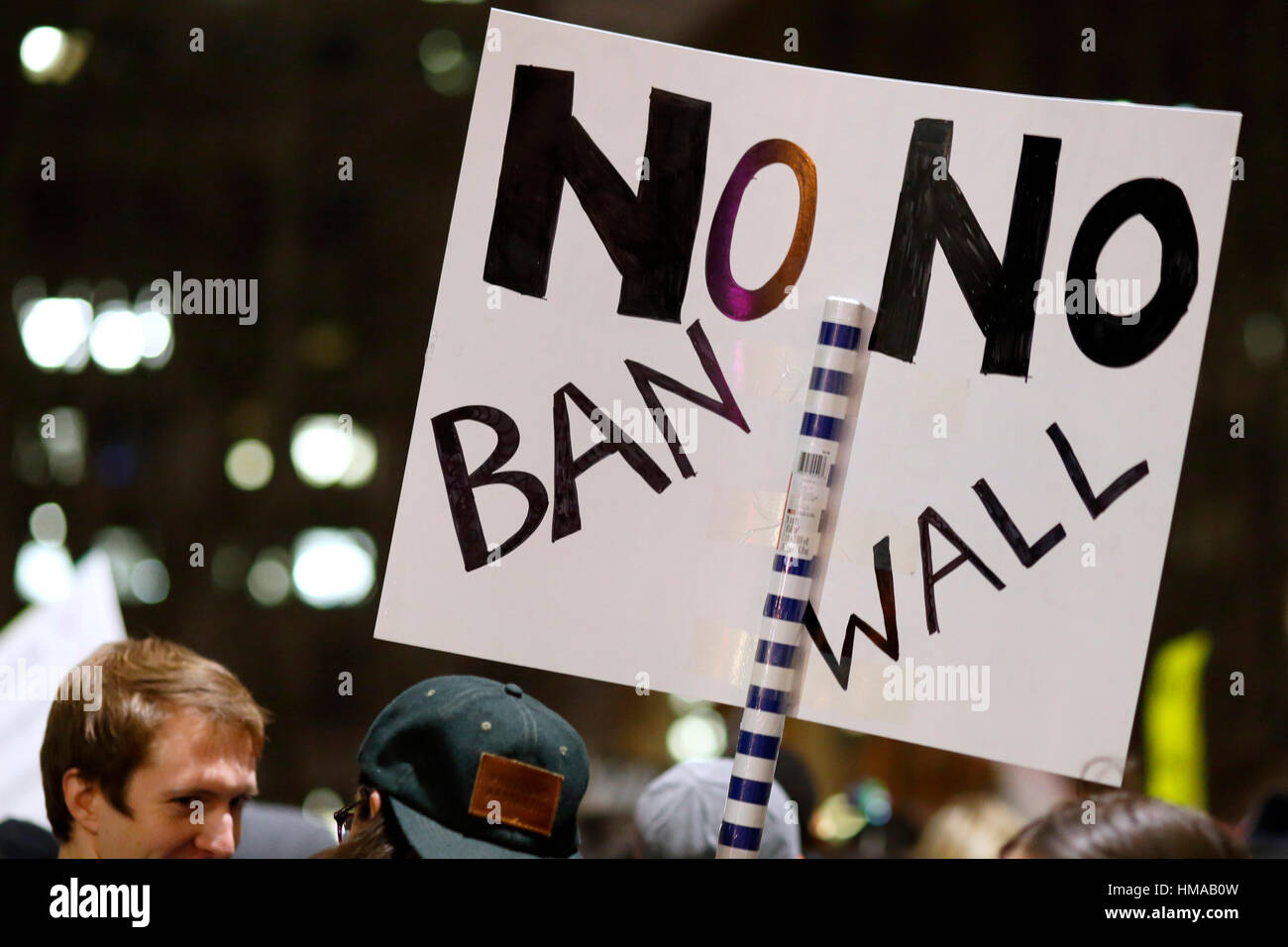 New York, USA. Februar 2017. Ein Protestler hält ein Schild mit dem Titel "No Ban, No Wall" bei einer No Ban No Wall Kundgebung für Muslime und Alliierte auf dem Foley Square vor dem Jacob K. Javits Federal Building. Februar 2017 Stockfoto